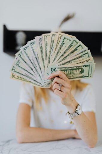Benefits of nvesting in USD from Argentina