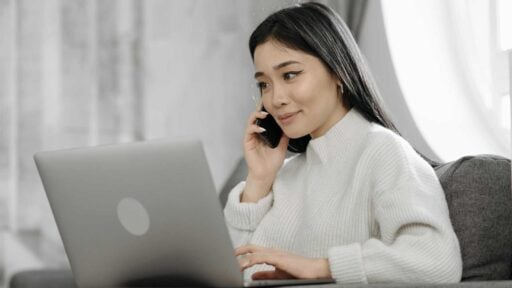 a lady talking with a uk expat financial advisor