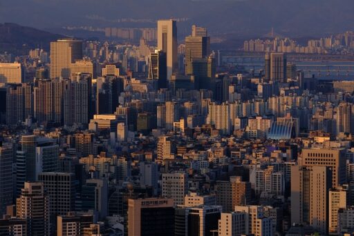 Due to the potential scarcity of English-language banking options in South Korea, many expats choose to bank with international institutions that offer their services online.