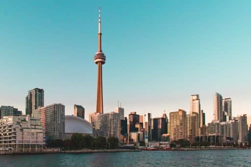 Canada is a technologically advanced, economically prosperous nation. Canada and the United States are now each other's major commercial partner thanks to a series of trade agreements signed in the 1980s and 1990s.