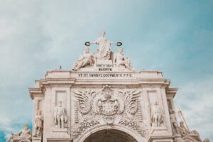 The LXL Ventures Portugal Golden Visa Fund for US citizens is a newly launched investment pathway built around LXL Ventures, a CMVM-regulated private equity fund designed specifically for Americans who want to qualify for residency through Portugal’s post-2023 investment rules. 