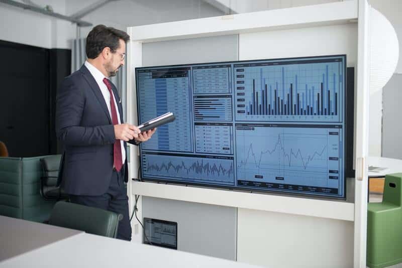 Monitoring is key in securing the best business bank accounts for non-Hong Kong residents. Photo by Kampus Production