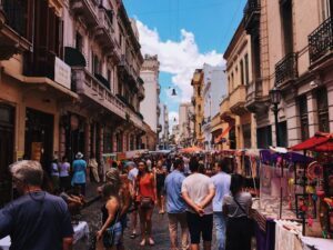 To answer, one must understand that Argentina’s investment climate in 2025 is in a transition phase. The government has begun loosening the tight capital controls, or cepo cambiario, that long restricted access to dollars and foreign transfers.