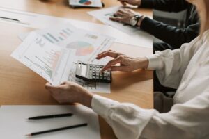 Two of the most fundamental approaches to portfolio construction are diversification vs concentration. Both are strategies for allocating capital, yet they serve vastly different purposes and appeal to distinct types of investors.