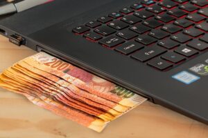 As the micro-investing landscape continues to evolve, several standout apps have emerged as the best options for beginners. Let's take a closer look at some of the top contenders: