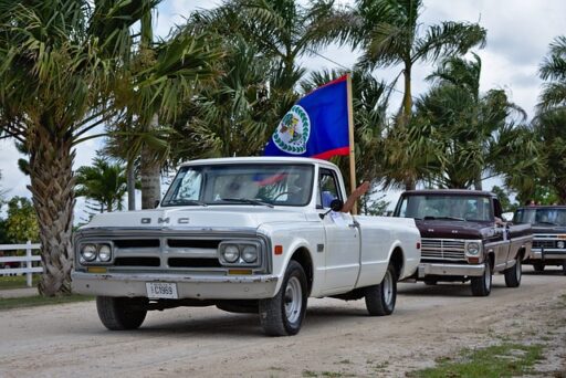 When considering where to live in Belize, there are several important factors to take into account. First and foremost is the location's proximity to amenities such as schools, hospitals, and shopping centers. 