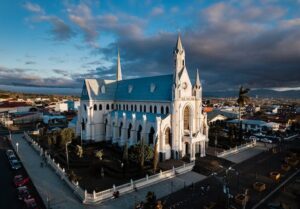 Costa Rica offers a myriad of reasons to invest in its thriving economy. Firstly, the country boasts a stable political climate, making it an attractive destination for foreign investors. 