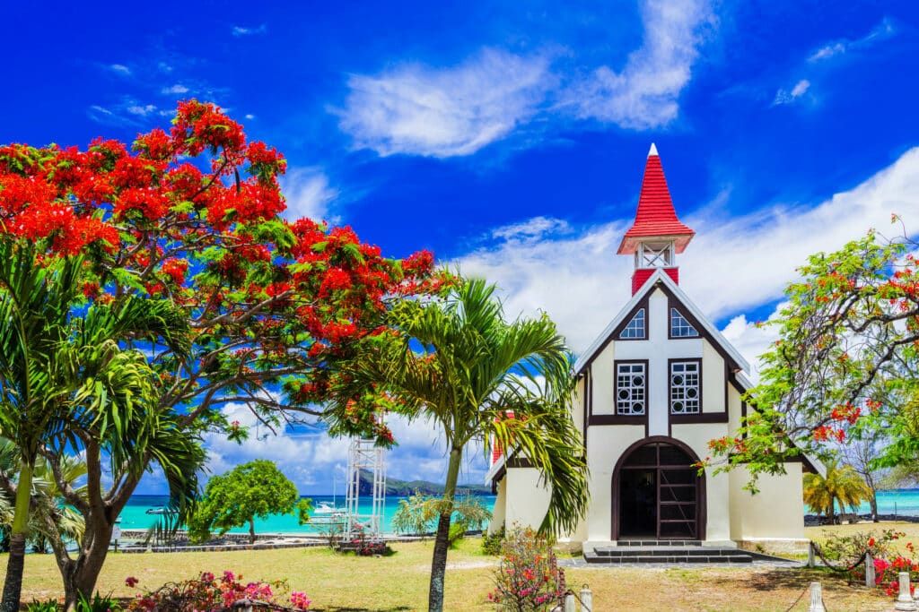 mauritius das cap malheureux im norden von mauritius kann mit einem postkartenmotiv aufwarten die kleine kirche chapelle notre dame auxiliatrice leoks shutterstock