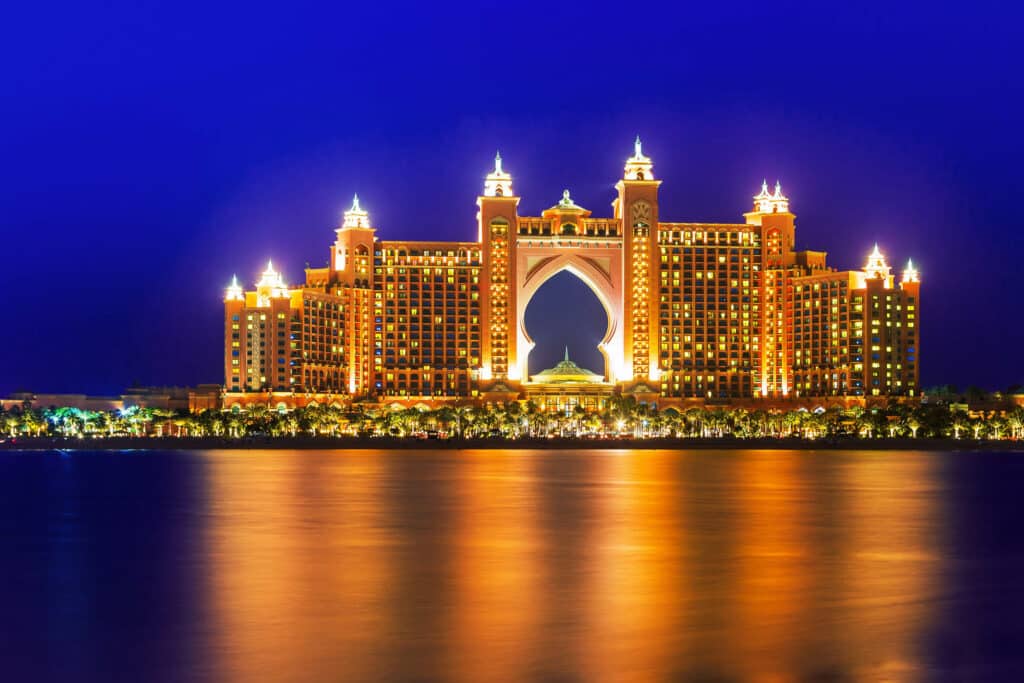 vereinigte arabische emirate dubai mit luxuriocc88sen suiten bilderbuchstrand wasserpark shopping und wellness tempel zacc88hlt das hotel atlantis auf jumeirah zu den besten hotels von dubai