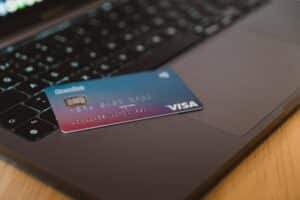 What are some of the best credit cards for expats to use in Dubai?