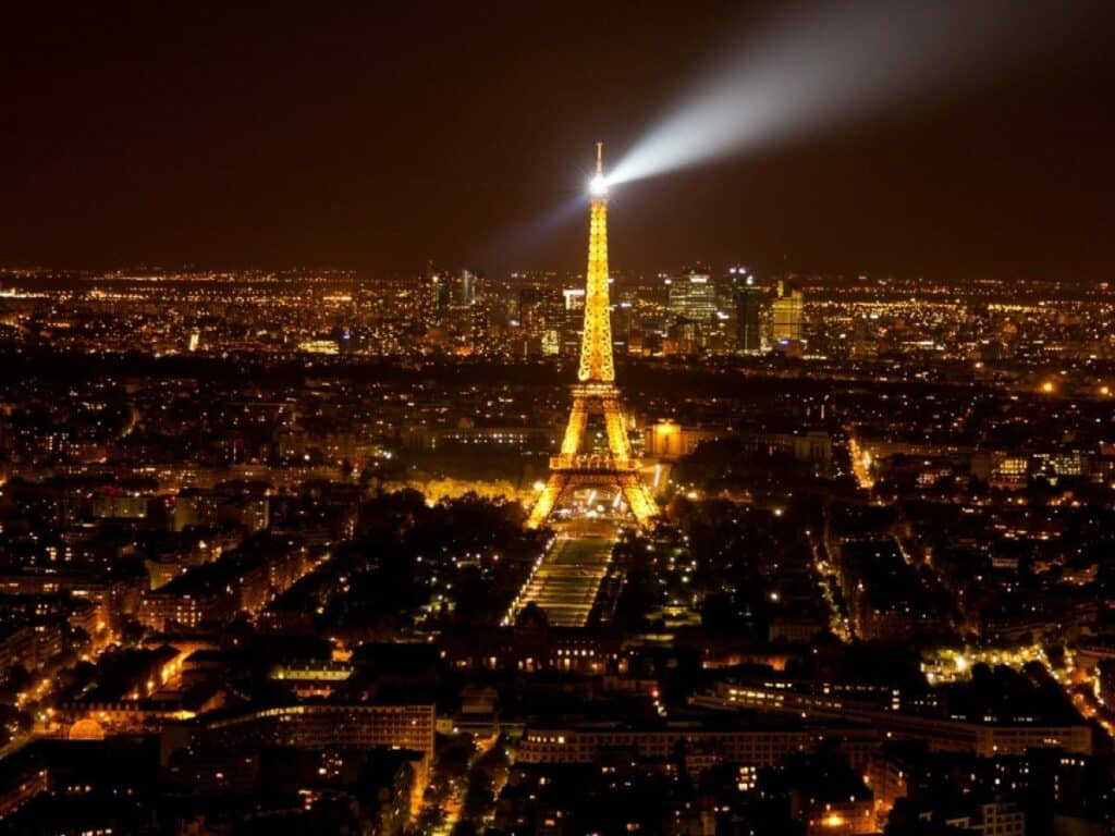 Eiffel Tower at night 1200x900 1