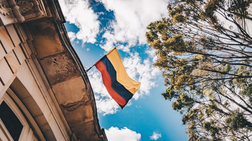 retire in colombia flag