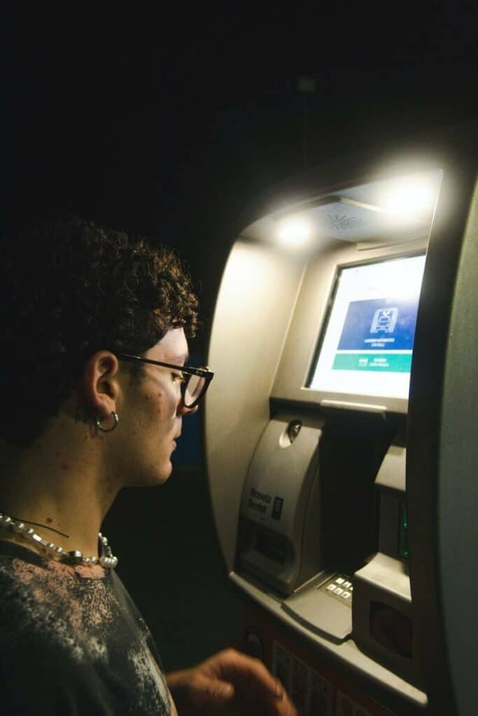 The best banks in Dutch Antilles offers access to accounts via ATM machines and mobile banking. Photo by Lorenzo Schia