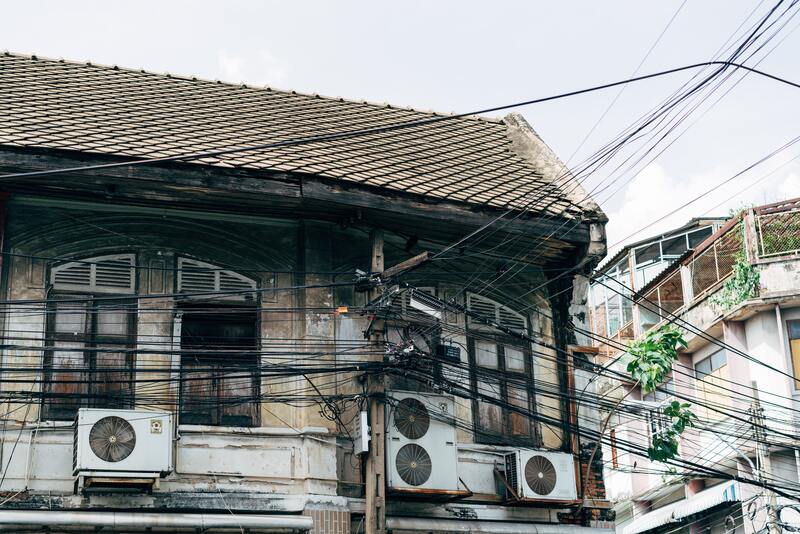 Opt to use an electric fan instead of an air conditioning unit to lessen the cost of living in Thailand for expats. Photo by Markus Winkler