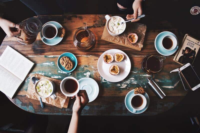 If you're an American expat in Iceland, you should know that tipping is a common practice in the country. Photo by Viktoria Alipatova