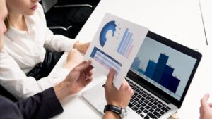 Active vs Passive Investing for Expats: Which is Better?