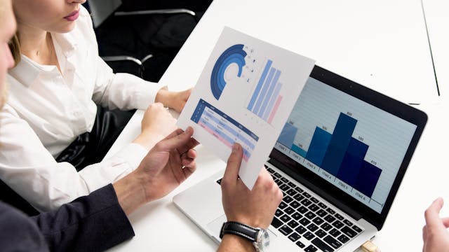 Active vs Passive Investing for Expats: Which is Better?