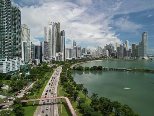 Is Panama a good place to start a business? pros and cons